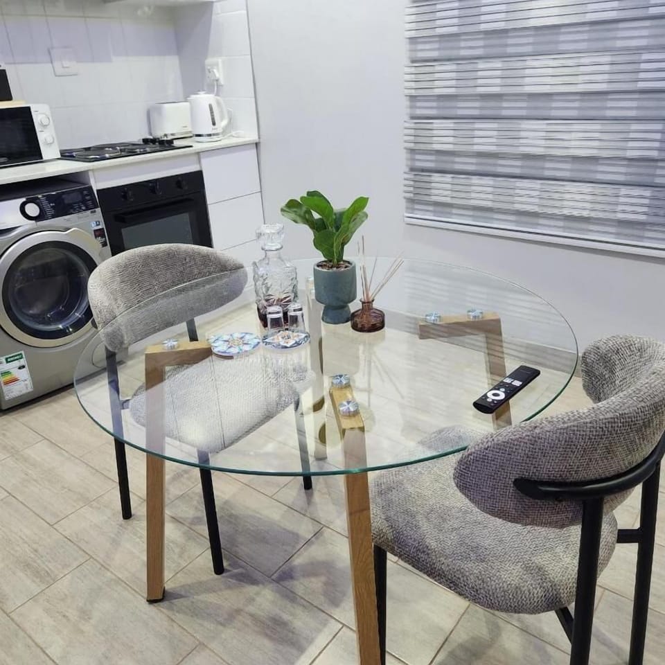 Apartment, 1 Bedroom, Smoking | Dining