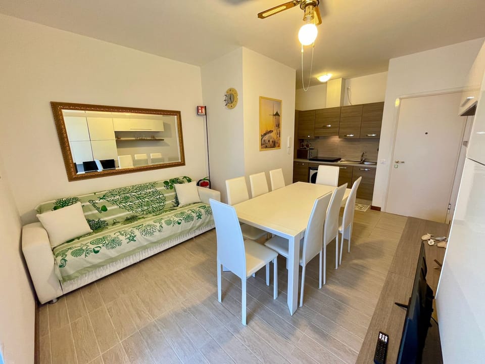 Apartment, 2 Bedrooms, Balcony, City View | Dining room