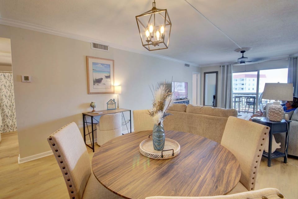 Condo, 2 Bedrooms | Dining