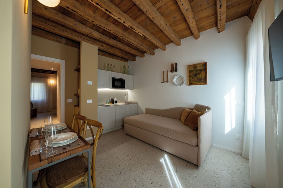Deluxe Condo, Courtyard View | Living area