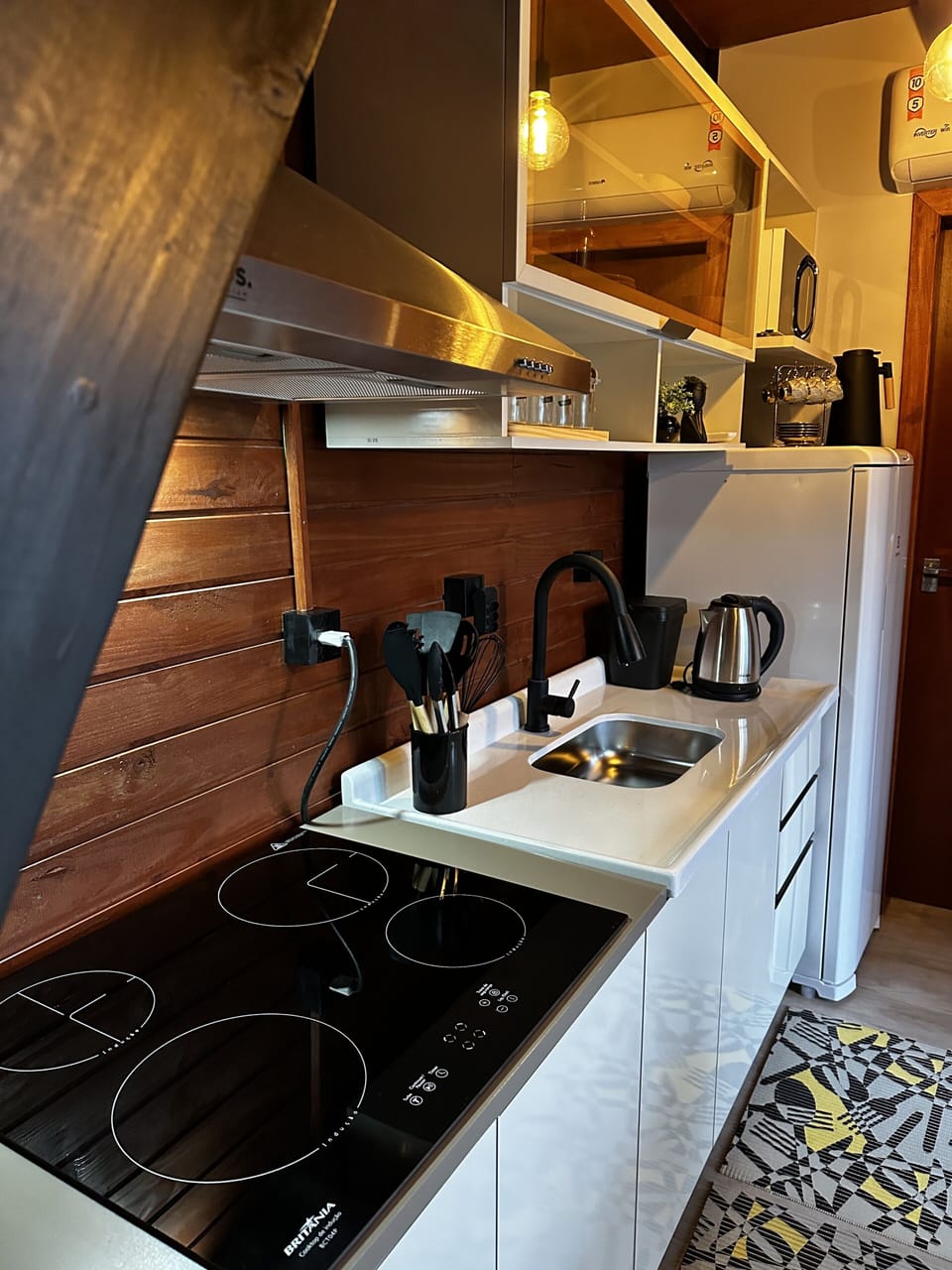 Cabin | Private kitchen | Microwave, cookware/dishes/utensils