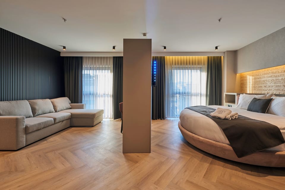 Luxury Suite | Select Comfort beds, minibar, in-room safe, laptop workspace