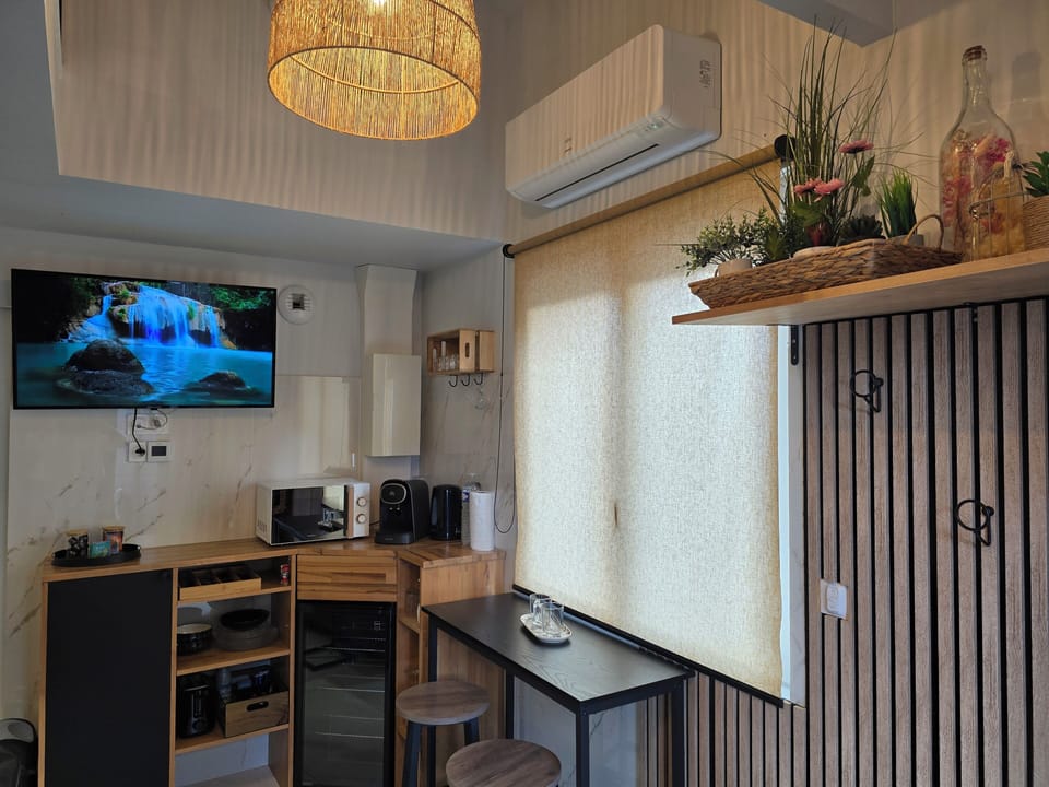 Deluxe Double Room, Sauna | Television