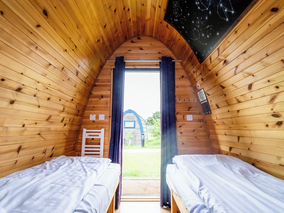 Family Cabin (Enchanted Village Pod) | WiFi (free), bed sheets