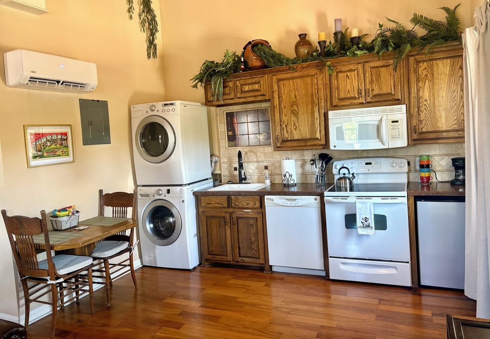 Deluxe Studio Suite, Balcony, Pool View | Private kitchen | Shared microwave
