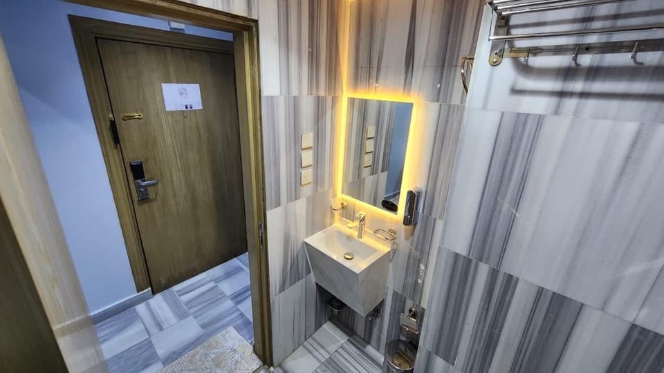 Shower, rainfall showerhead, free toiletries, hair dryer