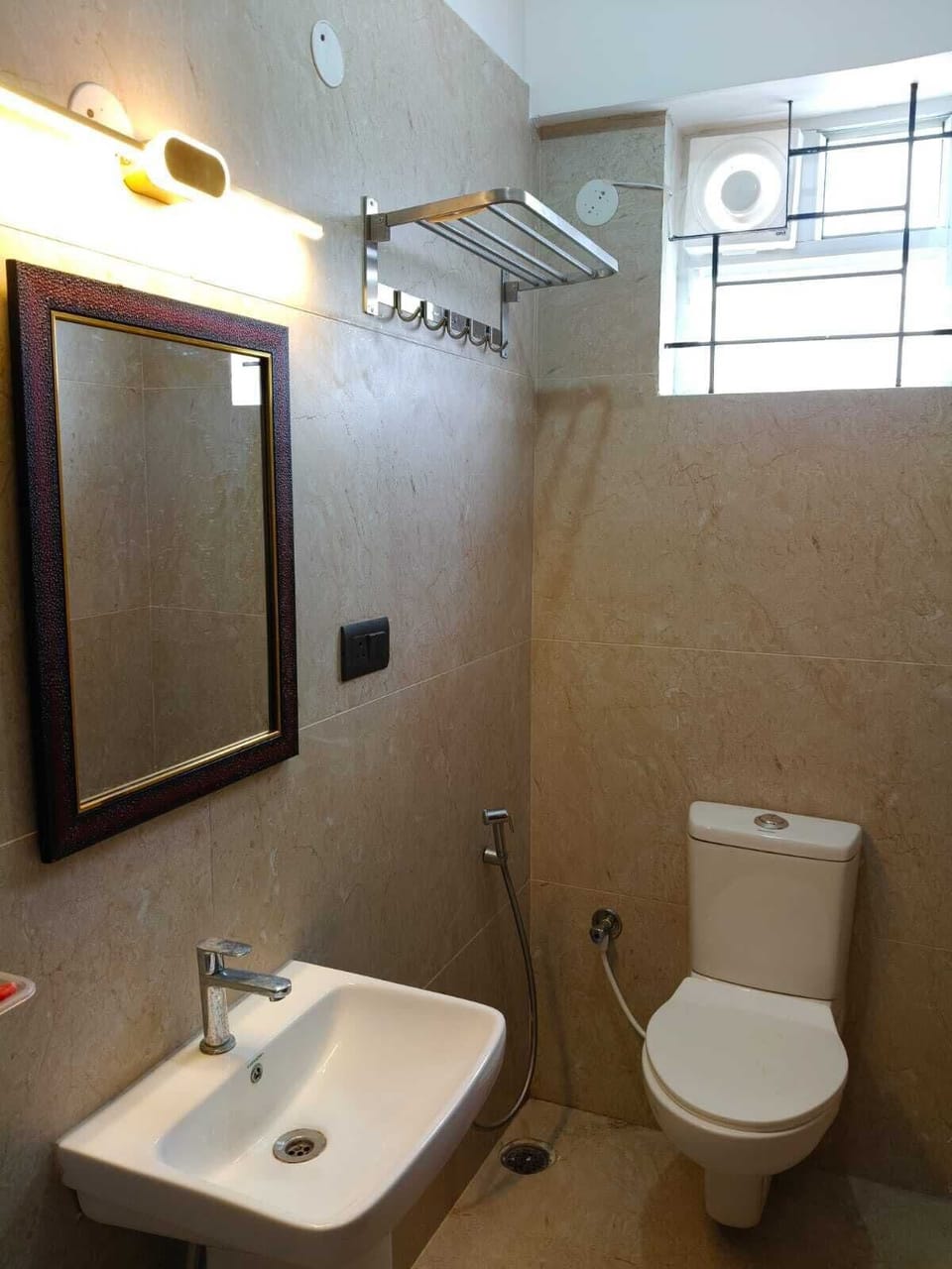 Classic Double or Twin Room, City View | Bathroom