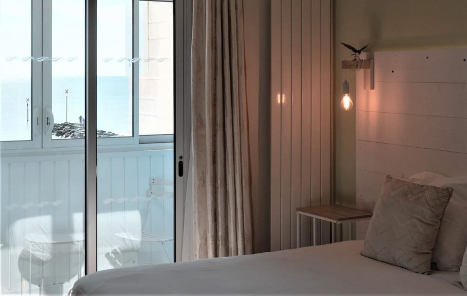 Blackout drapes, free WiFi, bed sheets
