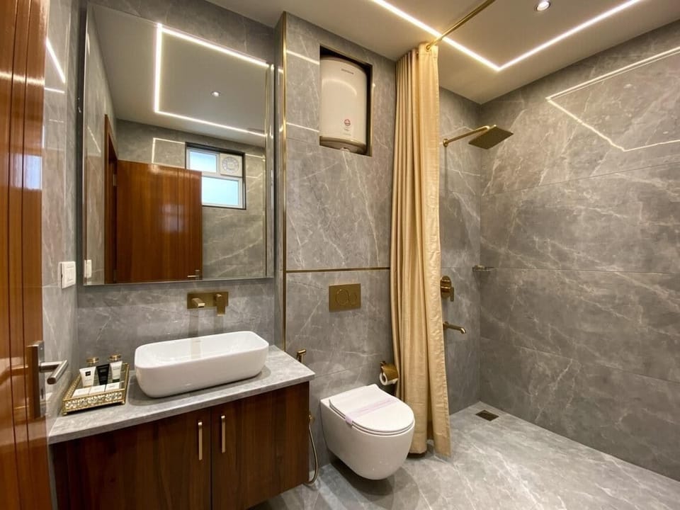 Luxury Family Room | Bathroom | Shower, free toiletries, hair dryer, slippers