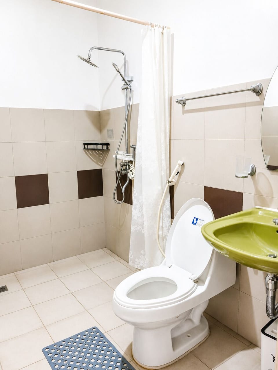 Deluxe Double Room | Bathroom | Slippers, towels