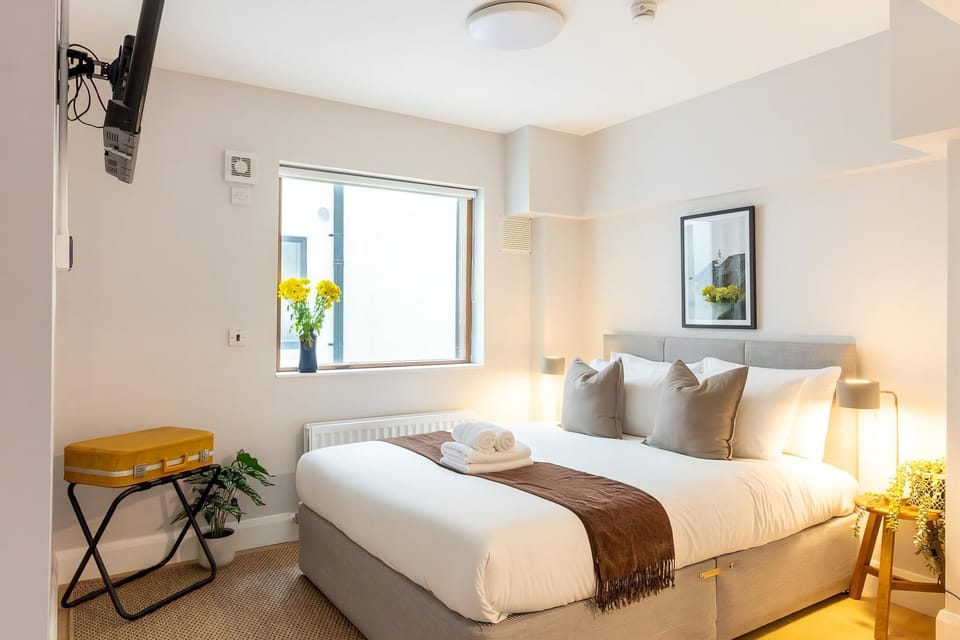 Apartment (King Room) | Iron/ironing board, WiFi (free), bed sheets