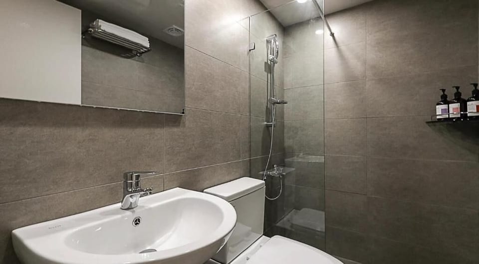Family Twin Room, Refrigerator | Bathroom | Shower, free toiletries, hair dryer, slippers