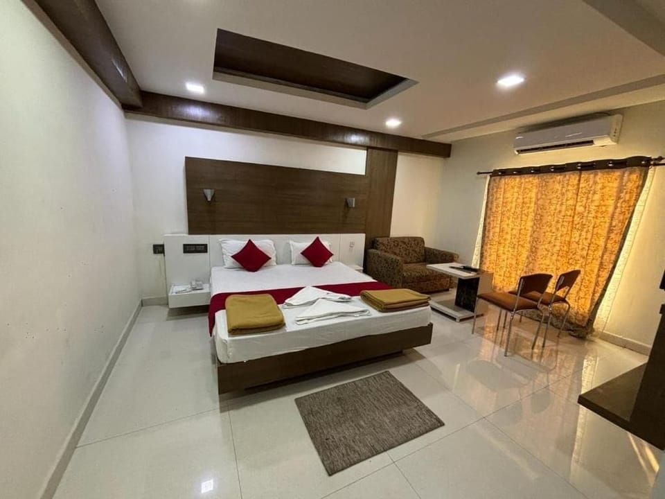 Deluxe Double Room, Balcony, Garden View | Laptop workspace, blackout drapes, soundproofing, iron/ironing board