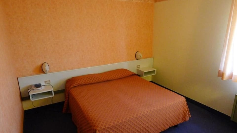 Double or Twin Room | In-room safe, desk, laptop workspace, soundproofing