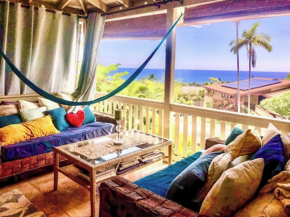 Classic Room, Balcony, City View | Living area