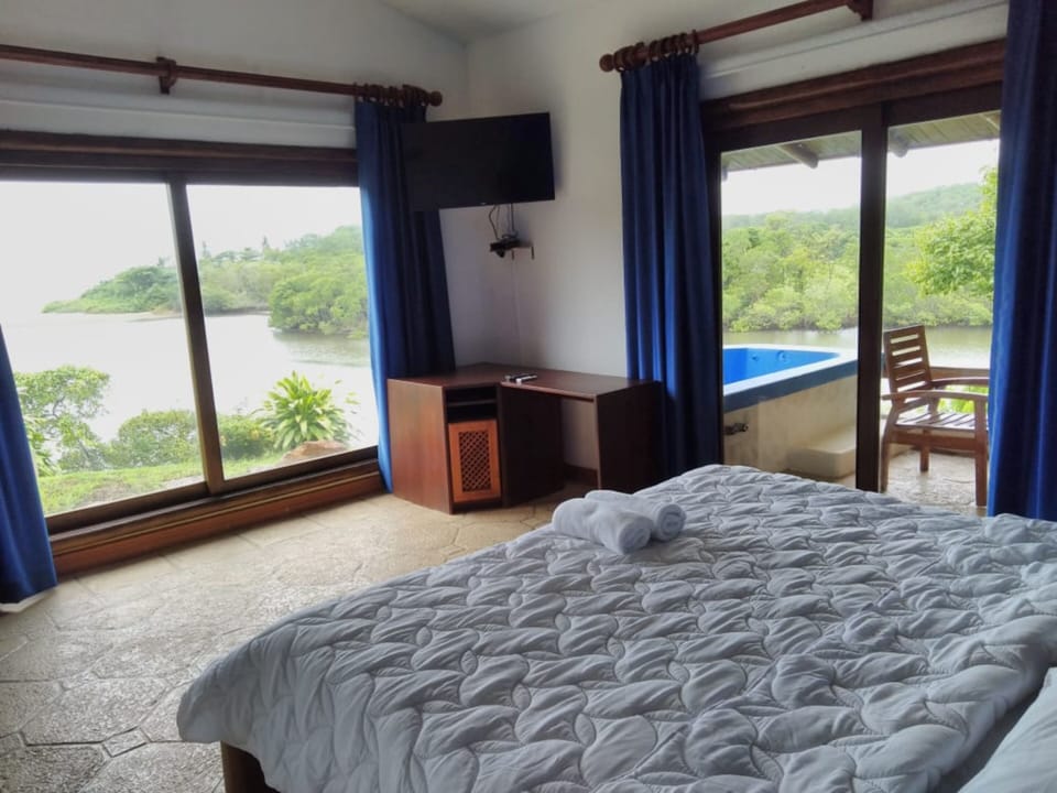 Deluxe with Jacuzzi | Premium bedding, blackout drapes, free WiFi