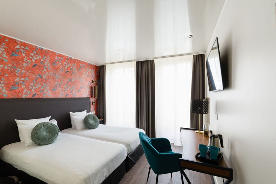 Twin Room | Minibar, in-room safe, individually decorated, individually furnished
