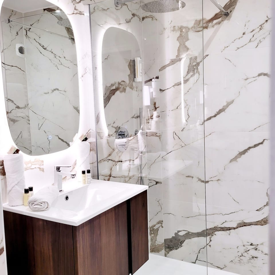 Superior Double Room | Bathroom | Free toiletries, hair dryer, towels