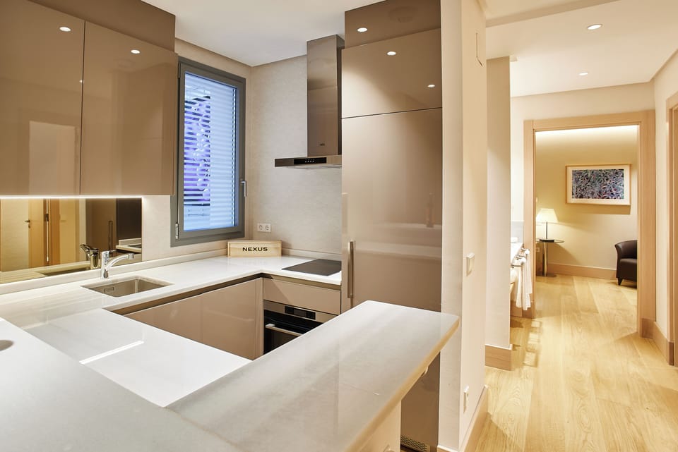 Deluxe Apartment | Private kitchen | Espresso maker, fridge, microwave, oven