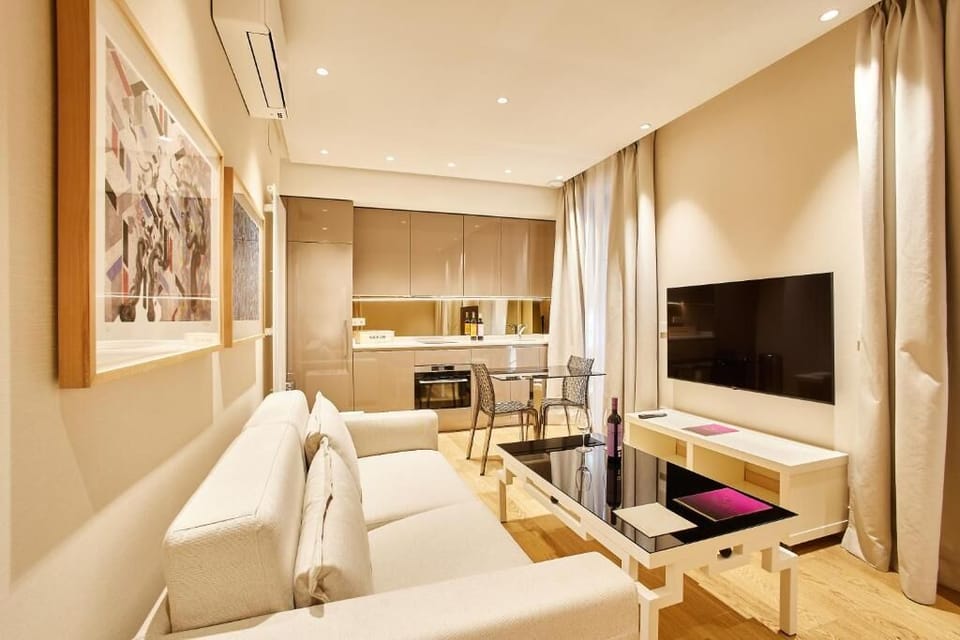 Deluxe Apartment | Living area | Flat-screen TV