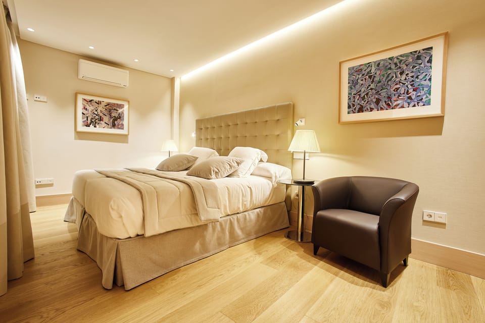 Deluxe Apartment | In-room safe, laptop workspace, blackout drapes, soundproofing