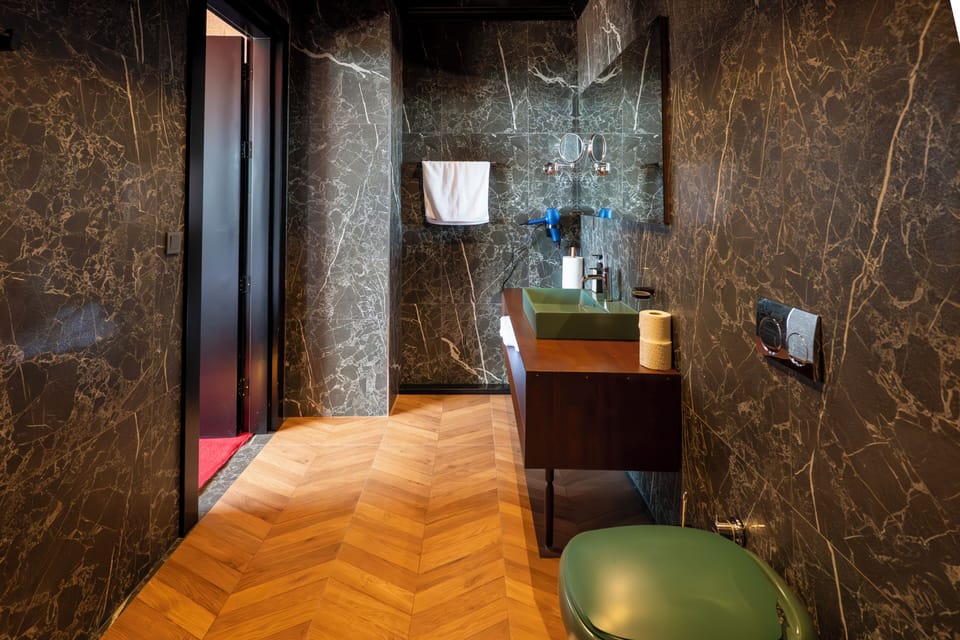 Executive Room | Bathroom | Shower, hair dryer, towels, soap