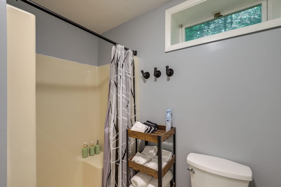 Mins From Avl, Woodsy Weaverville Retreat Cottage in Weaverville