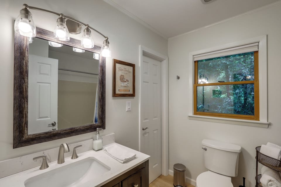Mins From Avl, Woodsy Weaverville Retreat Cottage in Weaverville