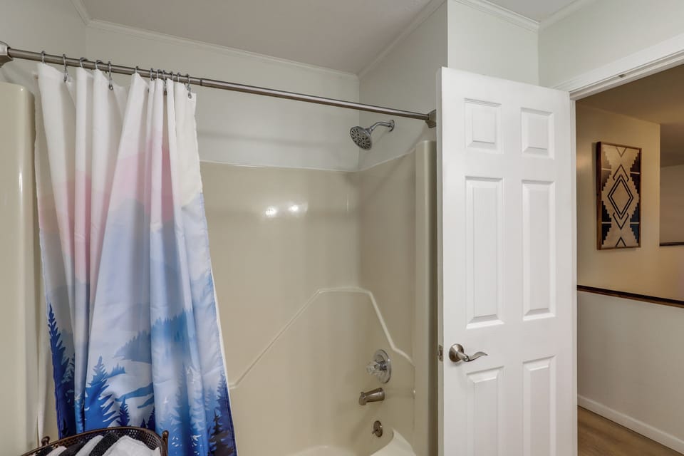 Mins From Avl, Woodsy Weaverville Retreat Cottage in Weaverville