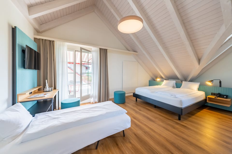 Triple Room (inkl. Ticket für den ÖPNV) | Hypo-allergenic bedding, down comforters, in-room safe, laptop workspace