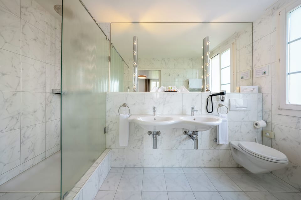 Triple Room (inkl. Ticket für den ÖPNV) | Bathroom | Hair dryer, towels, soap, shampoo