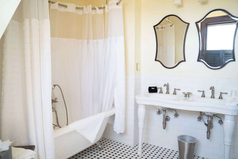 Rainfall showerhead, free toiletries, towels, soap