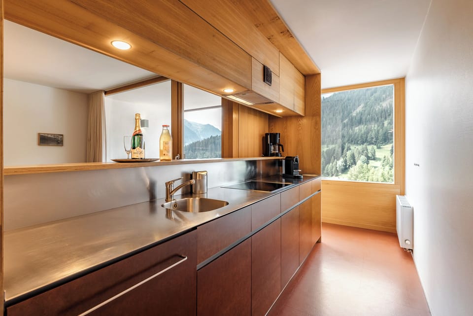 Grand Deluxe | Private kitchen | Coffee/tea maker, mini-fridge, microwave, oven