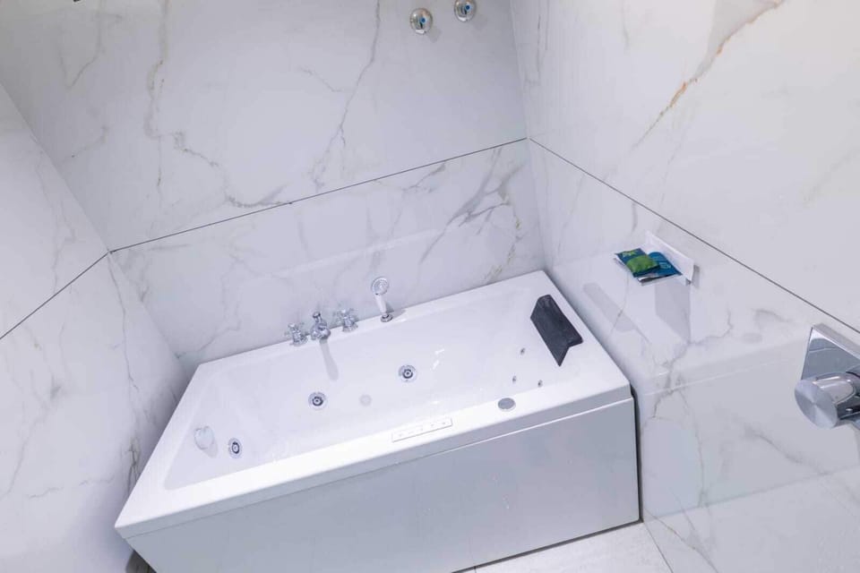 Executive Suite | Bathroom | Shower, towels, shampoo, toilet paper