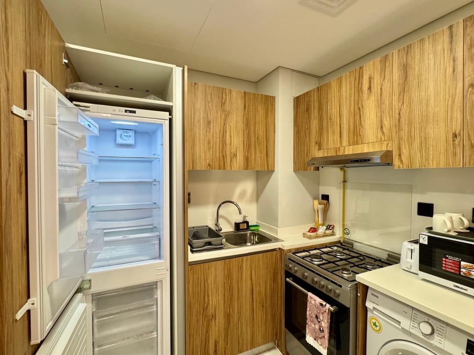Luxury Apartment, Balcony, Lake View | Private kitchen