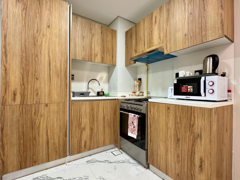 Luxury Apartment, Balcony, Lake View | Private kitchen