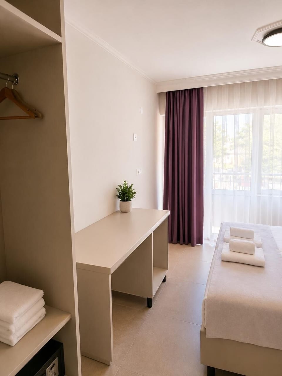 Deluxe Studio, Balcony | Laptop workspace, WiFi (free)