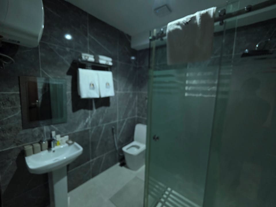 Comfort Double Room | Bathroom | Towels, soap, shampoo, toilet paper