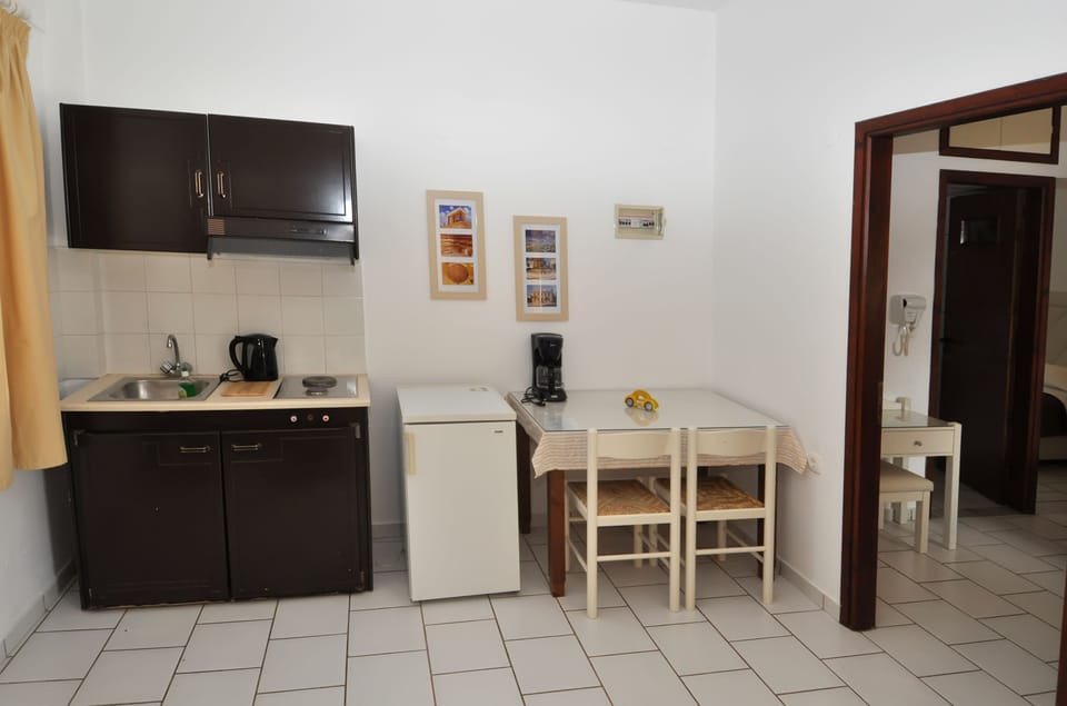 Apartment, 1 Bedroom | Private kitchenette | Fridge, stovetop, coffee/tea maker, cookware/dishes/utensils