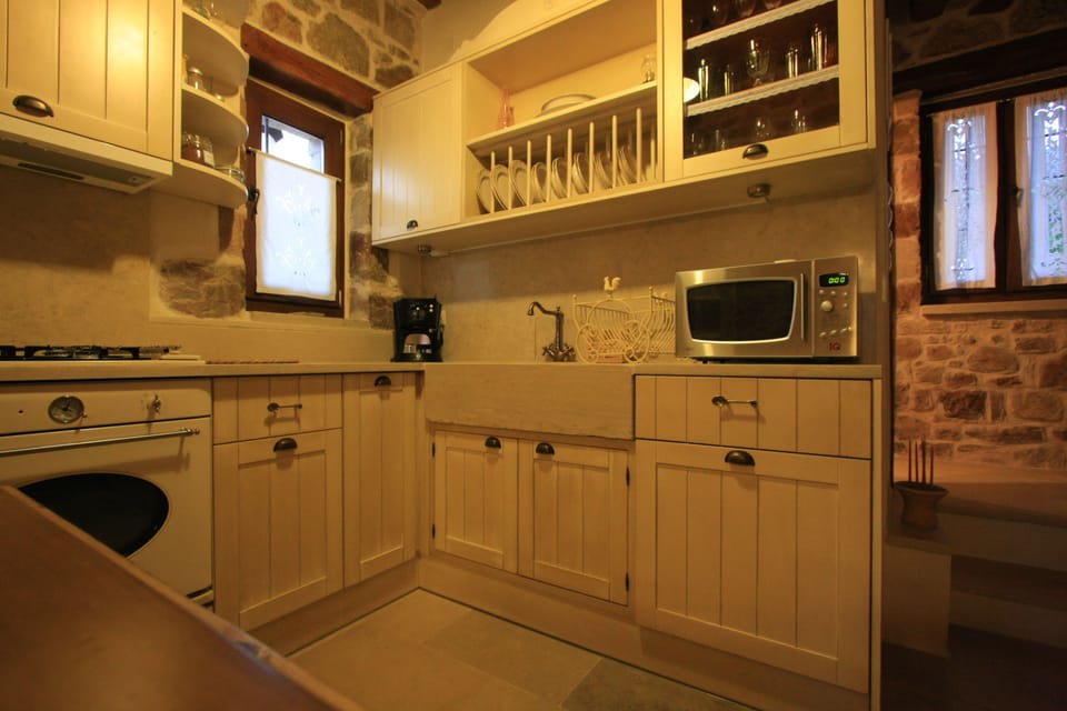 Duplex | Private kitchen | Full-size fridge, microwave, oven, stovetop