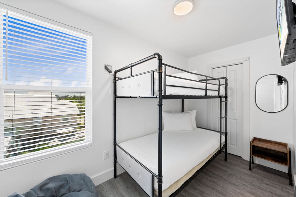 House, Multiple Beds, Pool View (PipeDreams) | 8 bedrooms, individually decorated, individually furnished, bed sheets
