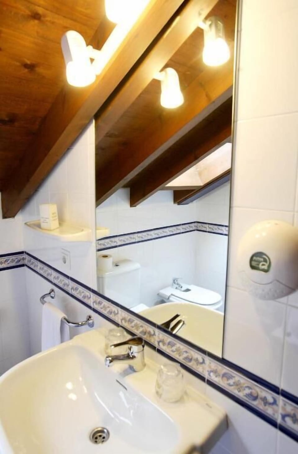 Combined shower/tub, free toiletries, hair dryer, towels