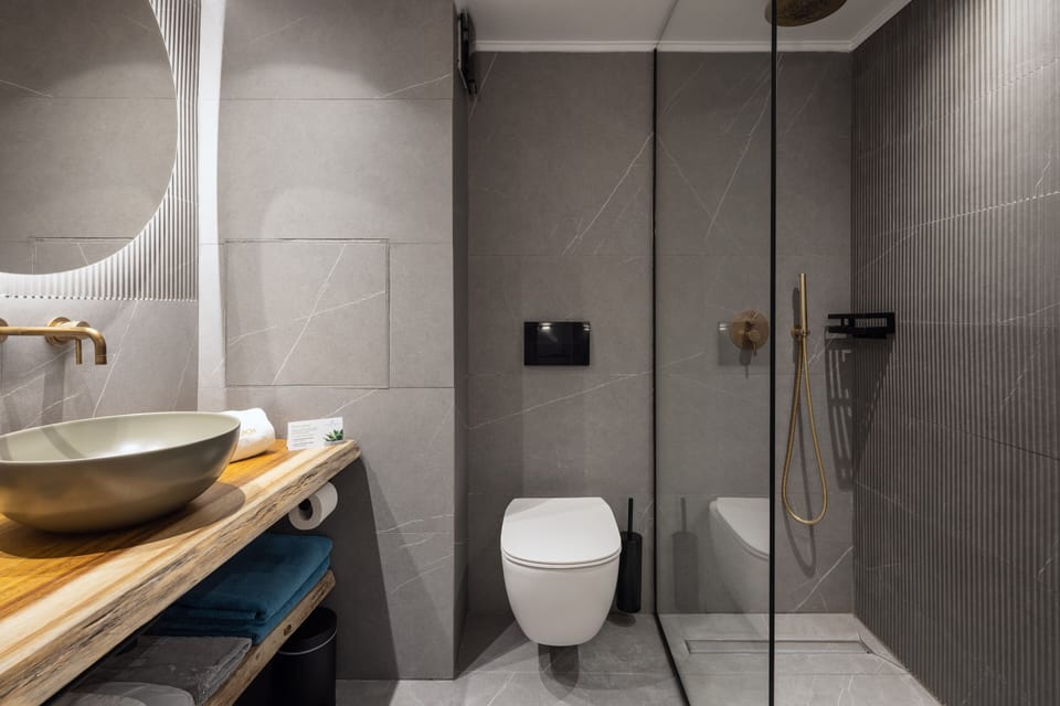 Combined shower/tub, free toiletries, hair dryer, slippers
