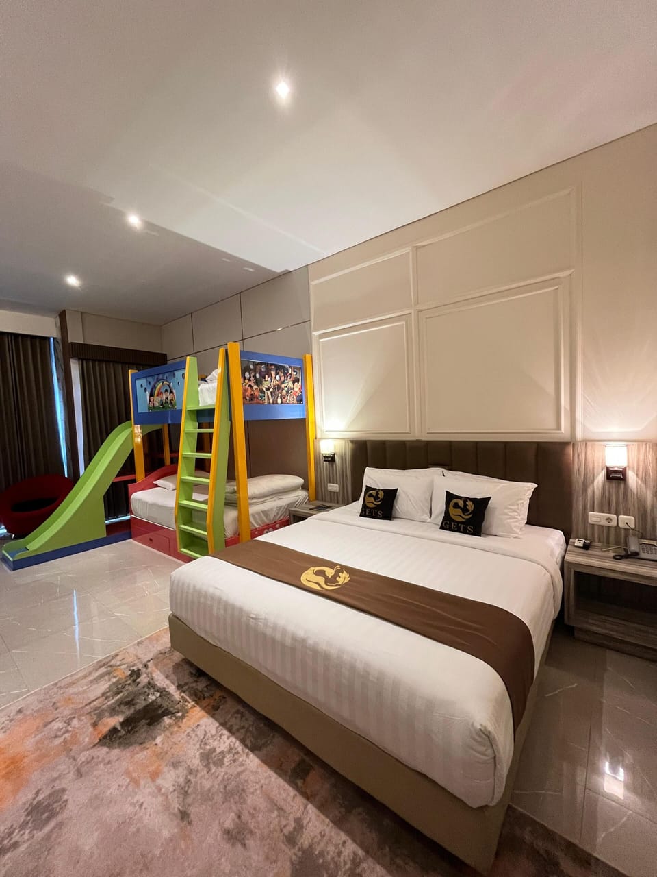 Family Suite | In-room safe, desk, laptop workspace, soundproofing