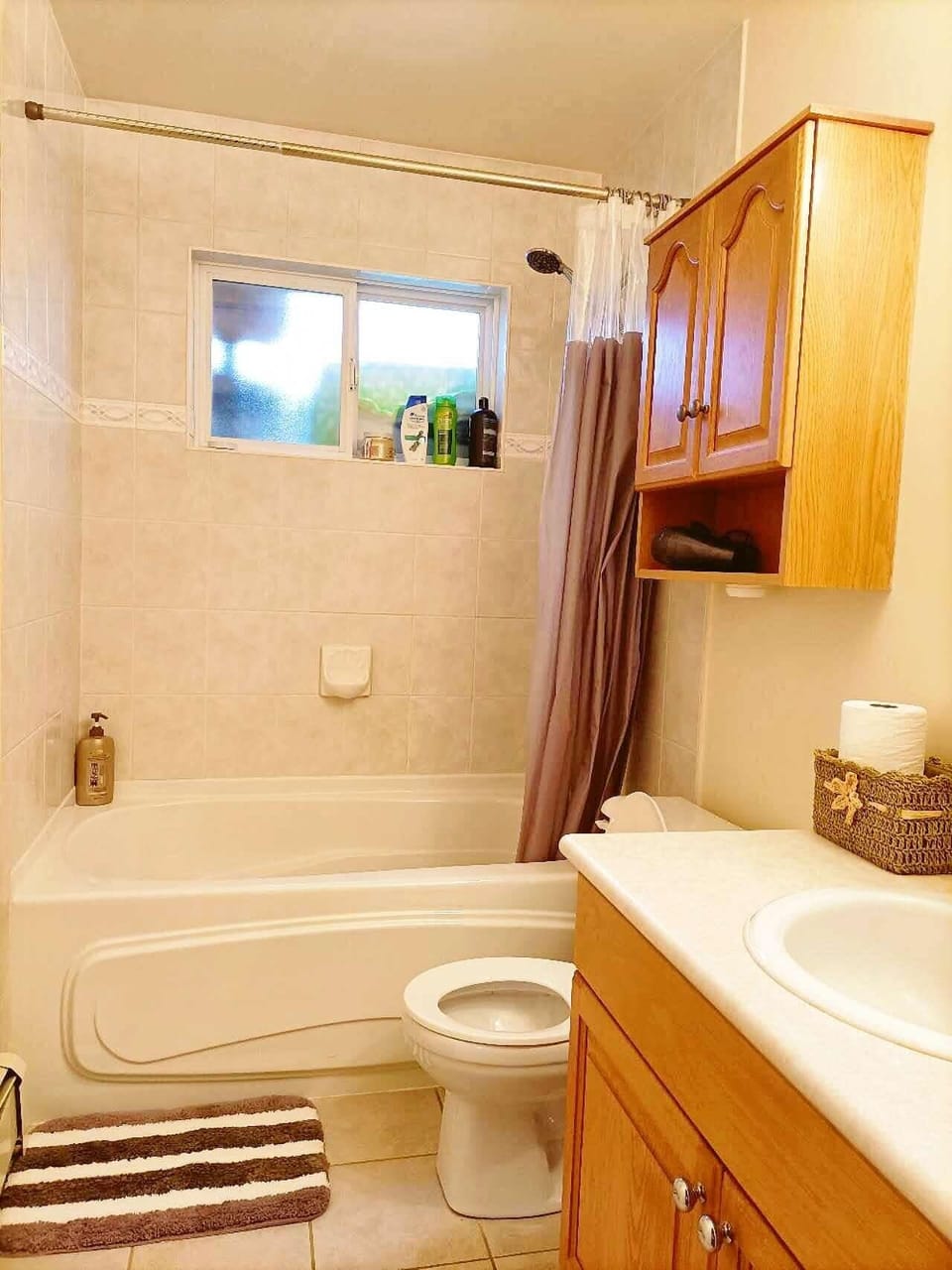 Combined shower/tub, hair dryer, slippers, towels