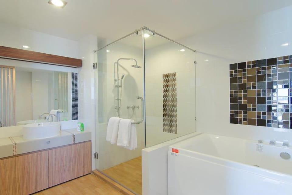 Suite | Bathroom | Free toiletries, hair dryer, towels