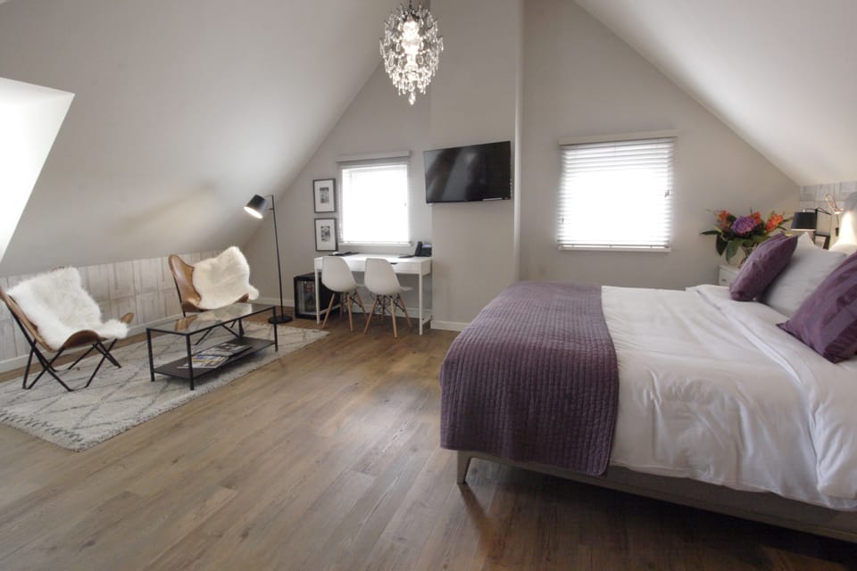 Deluxe Loft, City View | In-room safe, individually decorated, individually furnished