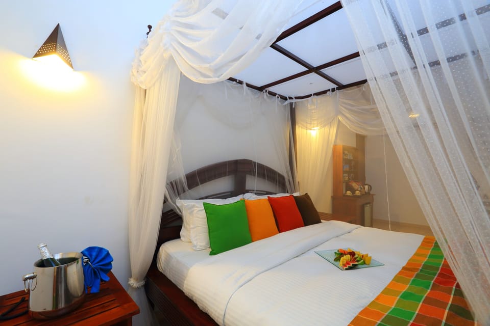 Deluxe Room, 1 King Bed, Bathtub | 1 bedroom, Egyptian cotton sheets, premium bedding, minibar