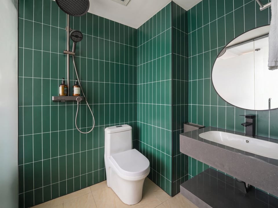 Superior Double Room, City View | Bathroom | Shower, rainfall showerhead, free toiletries, hair dryer