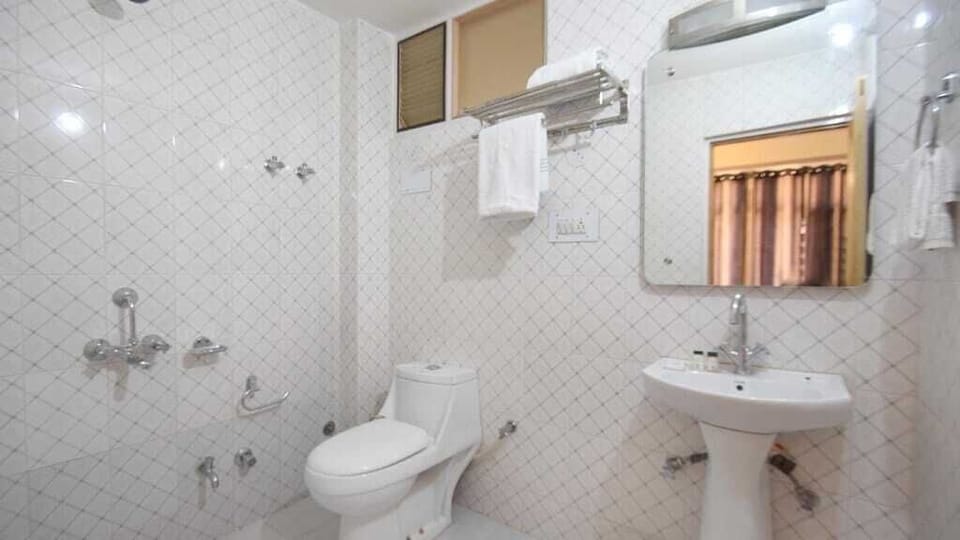 Standard Room | Bathroom | Shower, free toiletries, towels, soap